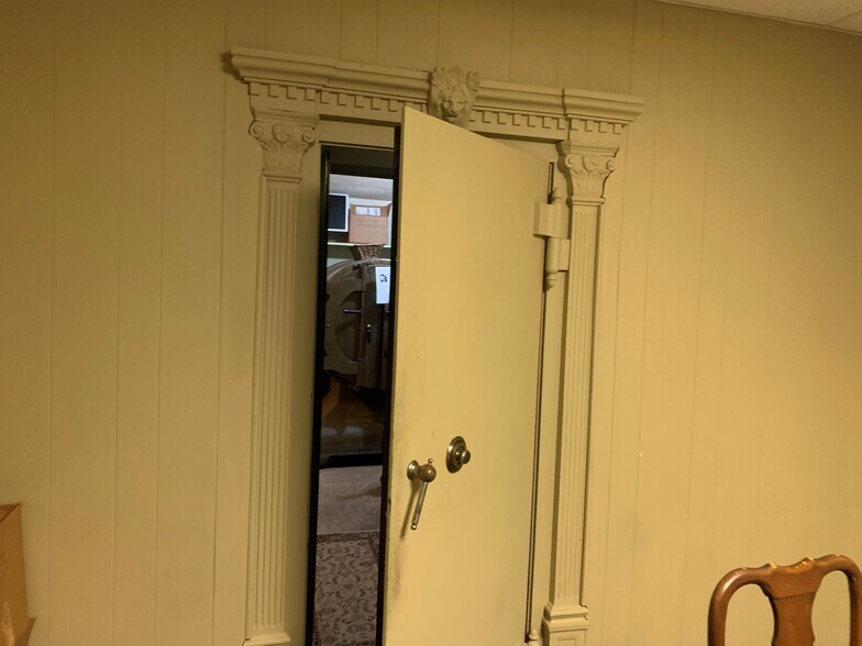 More Photos Of 16 N Trade St, Tryon Office For Sale