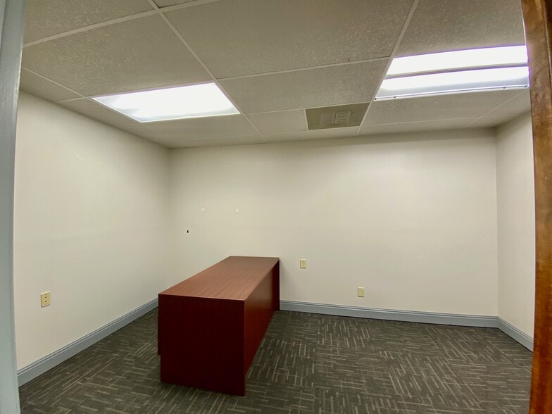 More Photos Of 1523-1529 Cliff Gookin Blvd, Tupelo Office For Lease