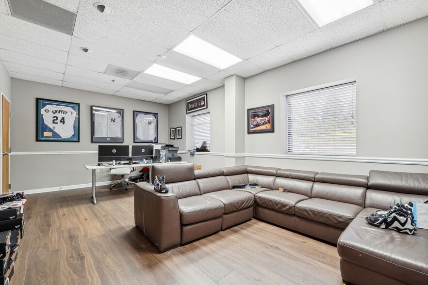 More Photos Of 3760 Peachtree Crest Dr, Duluth Industrial For Sale