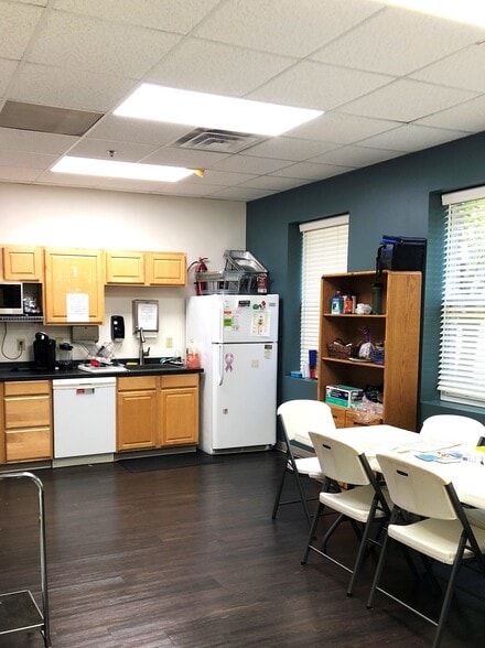More Photos Of 21135 Whitfield Pl, Sterling Medical For Lease