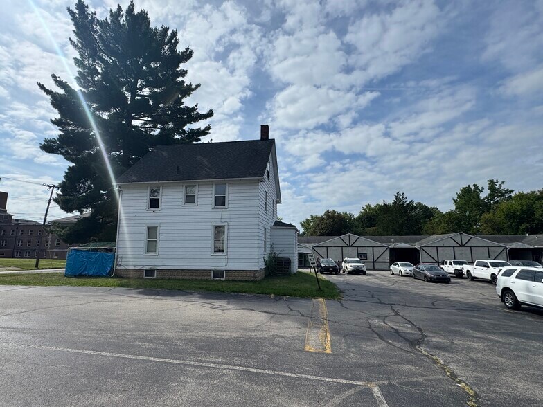 More Photos Of 444 S Meridian St, Ravenna Medical For Sale