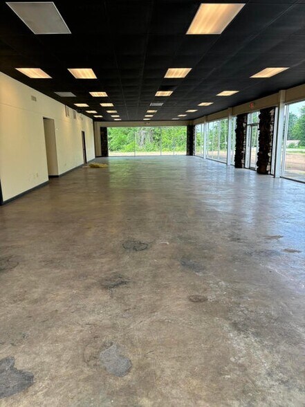 More Photos Of 1114 W Bankhead St, New Albany Showroom For Sale