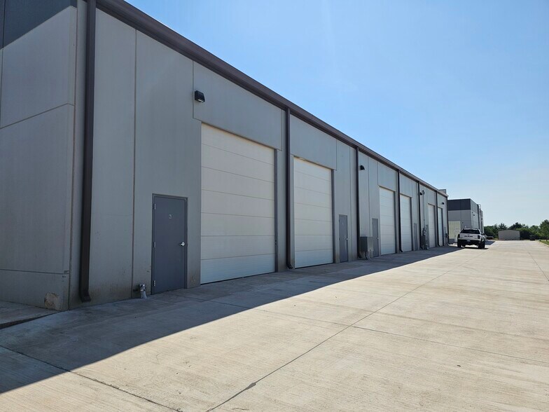 More Photos Of 831 N Cemetery Rd, Yukon Light Manufacturing For Lease