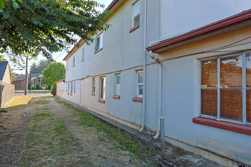 More Photos Of 2150 Winchester Ave, Reedsport Service Station For Sale