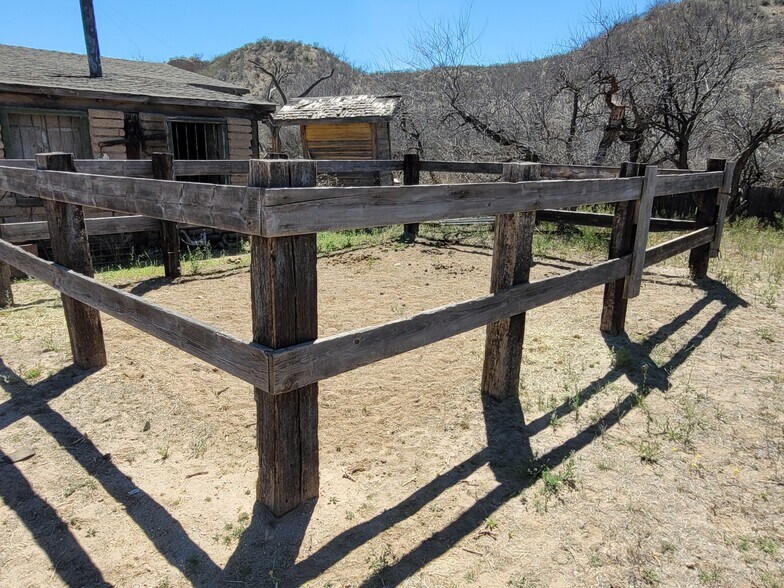 More Photos Of 331 W Rockspring Ln, Benson Movie Radio TVStudio For Sale