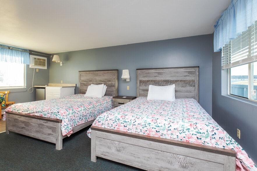 More Photos Of 198 Ashworth Ave, Hampton Hotel For Sale