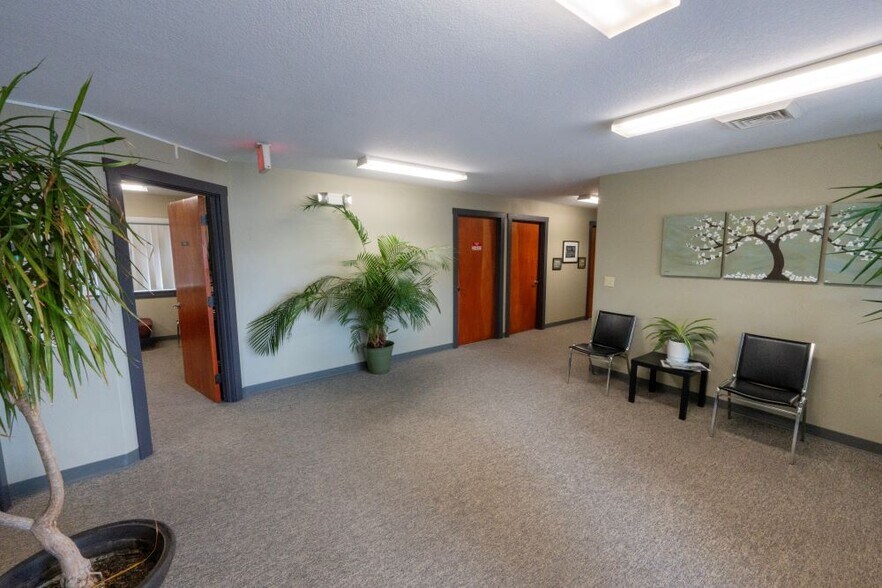 More Photos Of 8859-8863 SW Commercial St, Tigard Office For Sale