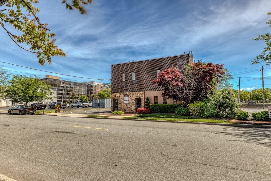 More Photos Of 1551 Kellum Pl, Mineola Office For Sale