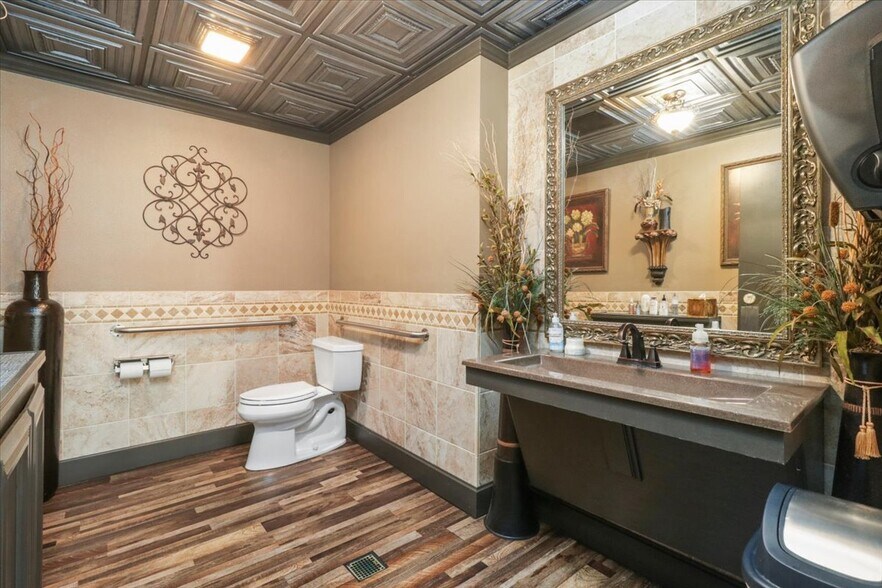 More Photos Of 210 Jan Howard Expy, West Plains Restaurant For Sale