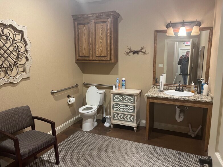 More Photos Of 6413 N State Highway 349, Midland Warehouse For Lease