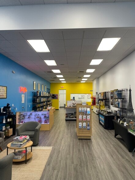 More Photos Of 2755 Tyrone Blvd, Saint Petersburg General Retail For Lease