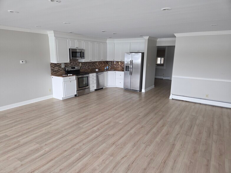 More Photos Of 555 Water St, Youngstown Marina For Sale