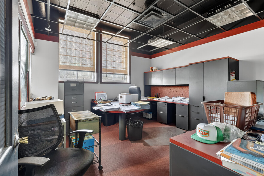 More Photos Of 1025 St Butler, Montréal Distribution For Sale