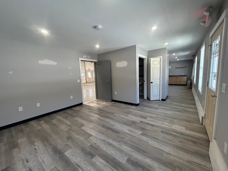 More Photos Of 2 Oxbow Pond Rd, Canterbury Warehouse For Lease