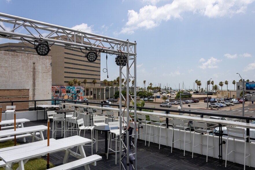 More Photos Of 326 N Chaparral St, Corpus Christi Freestanding For Lease