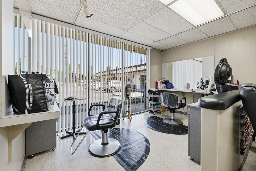 More Photos Of 22718-22742 Roscoe Blvd, West Hills Freestanding For Lease