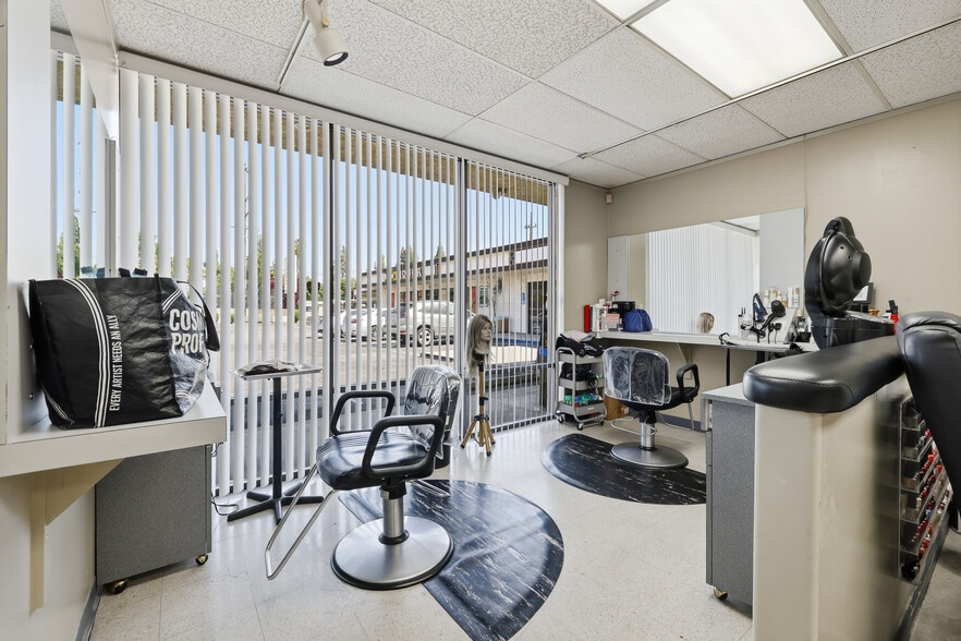 More Photos Of 22720-22742 Roscoe Blvd, West Hills Freestanding For Lease