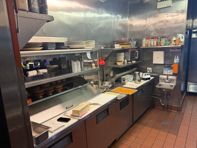 More Photos Of 1421 W Chicago Ave, Chicago Apartments For Lease