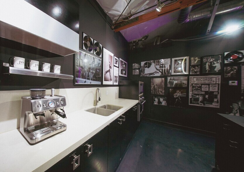 More Photos Of 4055-4057 E 52nd St, Maywood Office For Sale