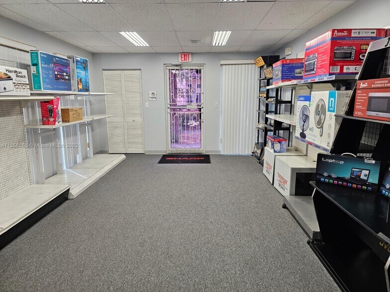 More Photos Of 10475 NW 37th Ter, Miami Warehouse For Lease
