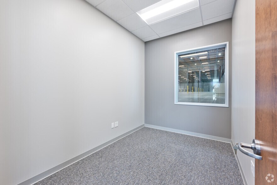 More Photos Of 8130 Caliente Rd, Hesperia Distribution For Lease
