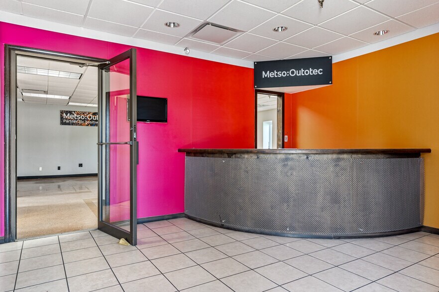 More Photos Of 1402 E Veterans Memorial Pky, Warrenton Manufacturing For Sale