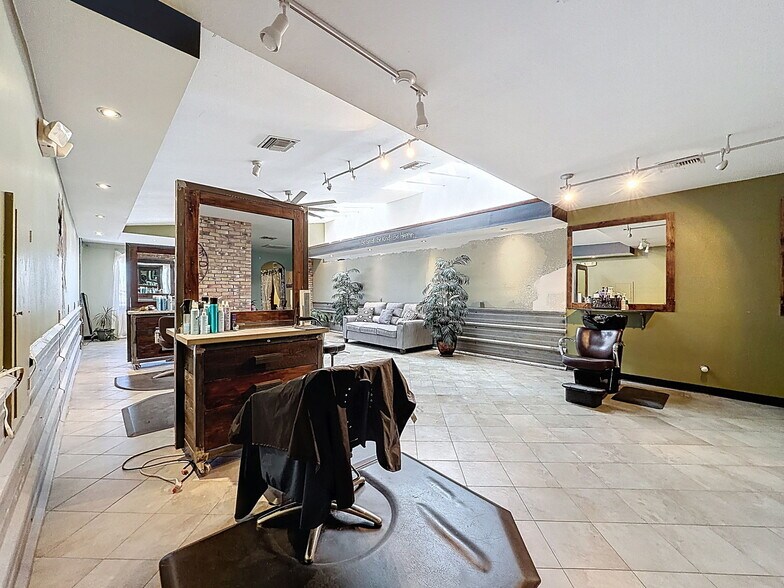 More Photos Of 13414 US Highway 19, Hudson Showroom For Lease