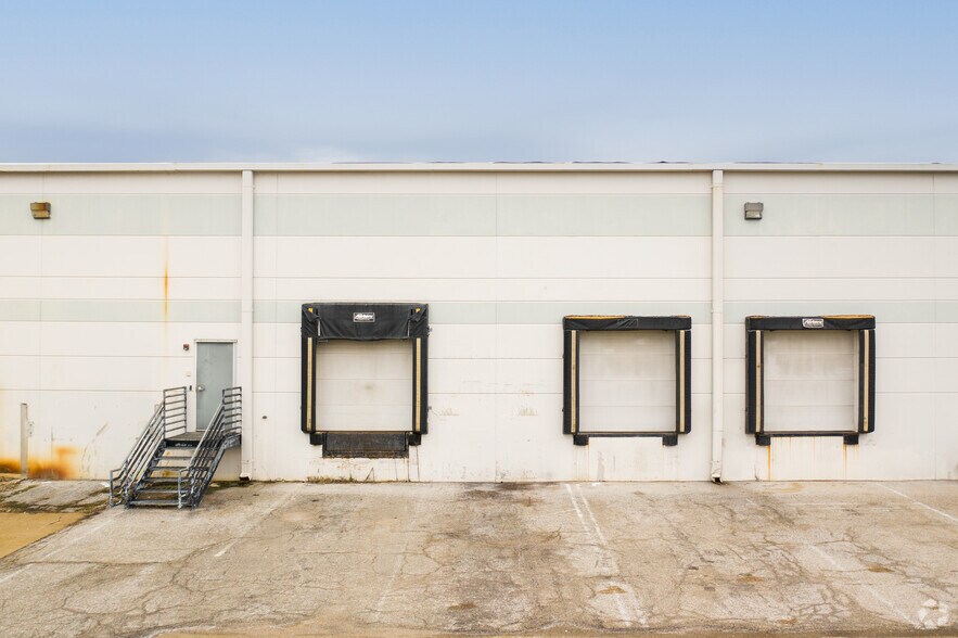 More Photos Of 13222 Lakefront Dr, Earth City Warehouse For Lease