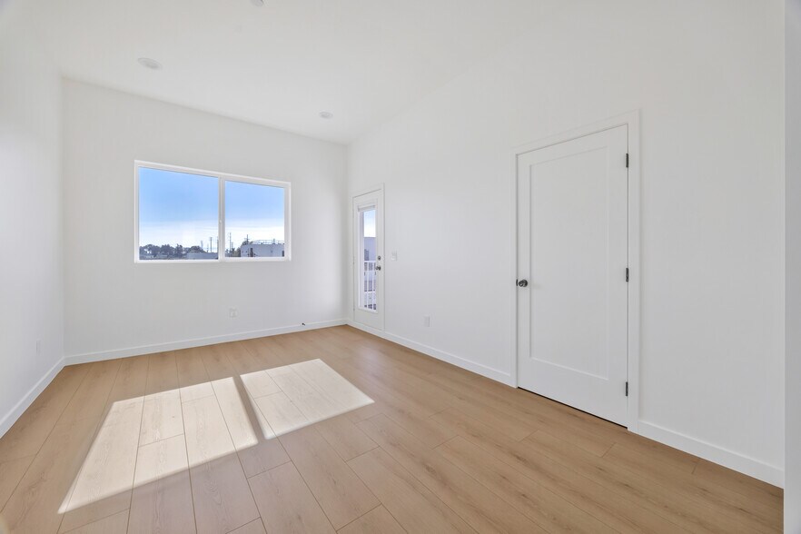 More Photos Of 10905 Dalerose Ave, Inglewood Multifamily For Sale