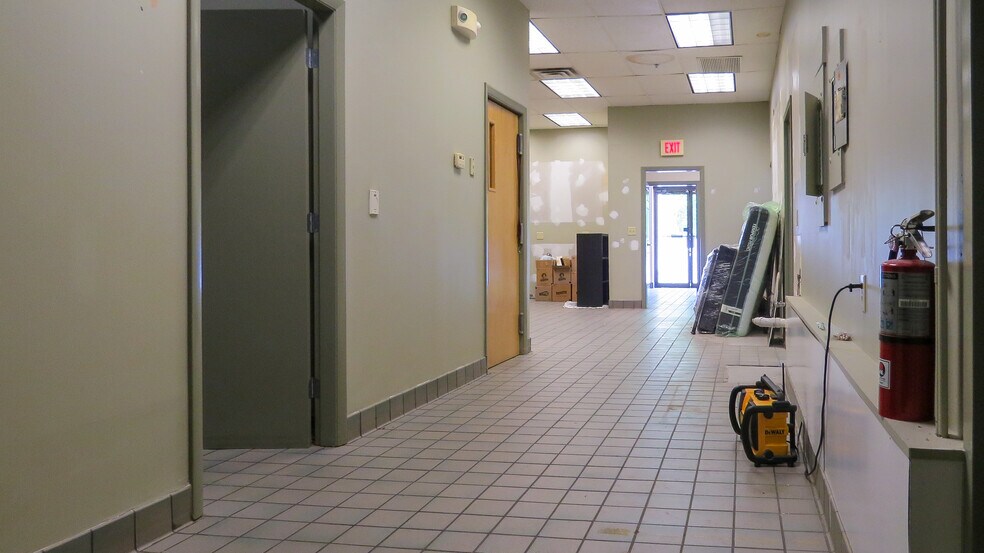 More Photos Of 2626 Brown Ave, Manchester Unknown For Lease