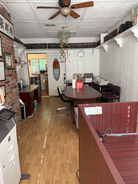 More Photos Of 3147 Shallowford Rd, Atlanta Office For Sale