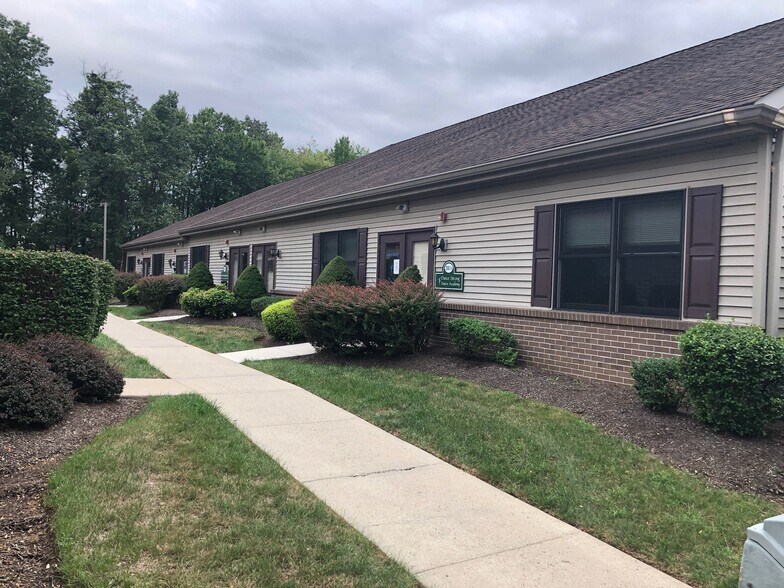 More Photos Of 1609 Woodbourne Rd, Levittown Office For Lease
