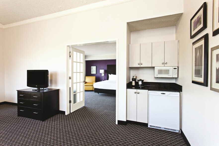 More Photos Of 2926 Tulare St, Fresno Hotel For Sale