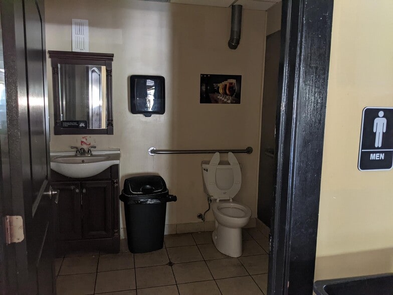 More Photos Of 2515 Far Hills Ave, Oakwood Paulding Restaurant For Lease