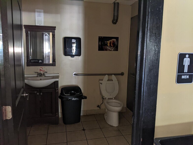 More Photos Of 2515 Far Hills Ave, Oakwood Restaurant For Lease
