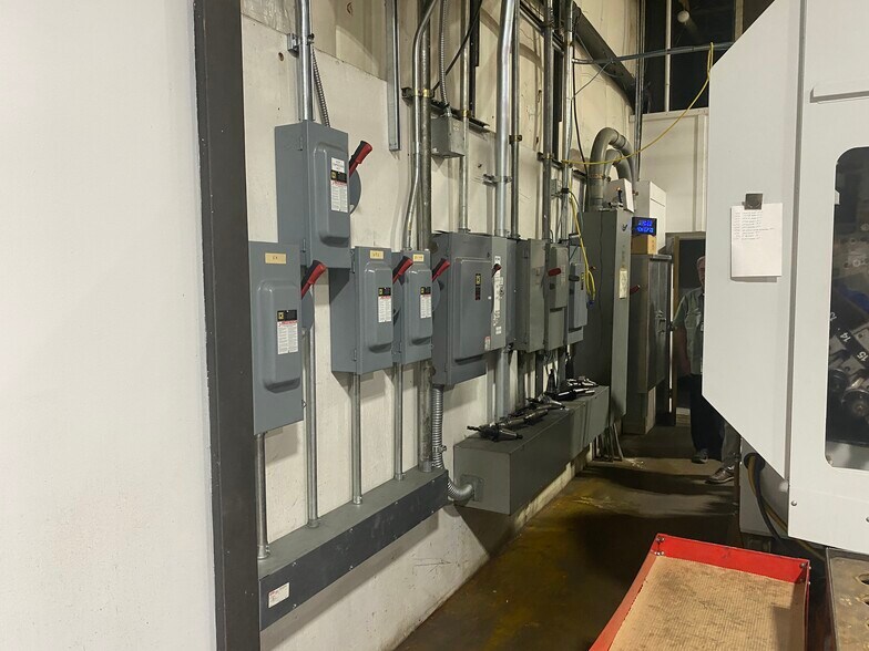 More Photos Of 1033 Cavalier Blvd, Chesapeake Manufacturing For Sale