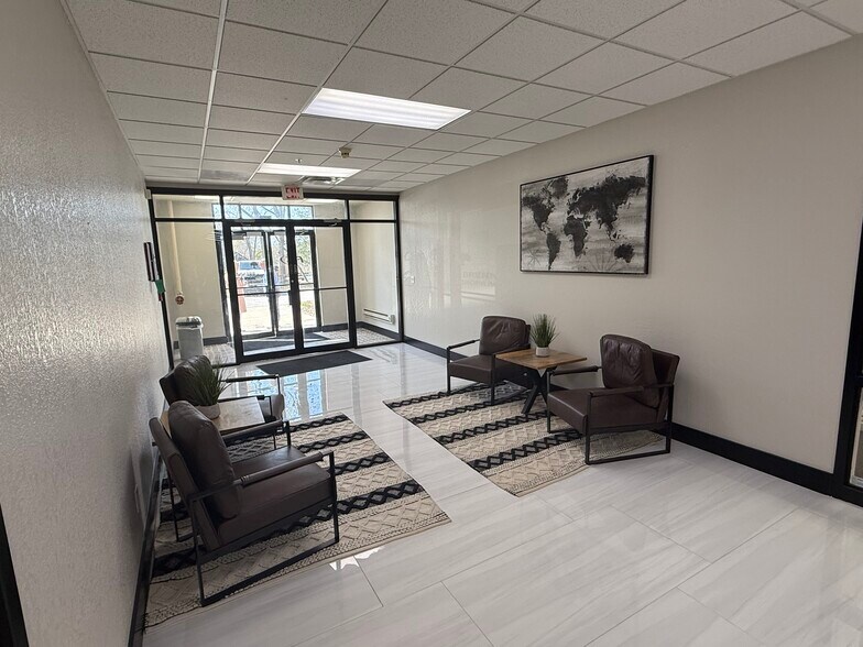More Photos Of 600 SW Jefferson St, Lee's Summit Office For Lease