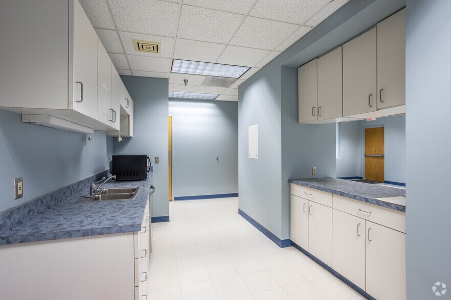 More Photos Of 2401 SE Creekview Dr, Ankeny Distribution For Lease