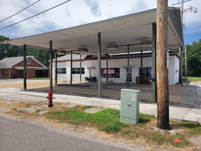 More Photos Of 425 W Market St, Red Bud Flex For Sale