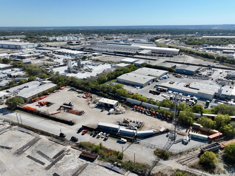 More Photos Of 2420 NE 35th St, Fort Worth Service For Lease