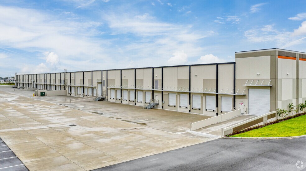 More Photos Of 1021 Crews Commerce Dr, Orlando Distribution For Lease