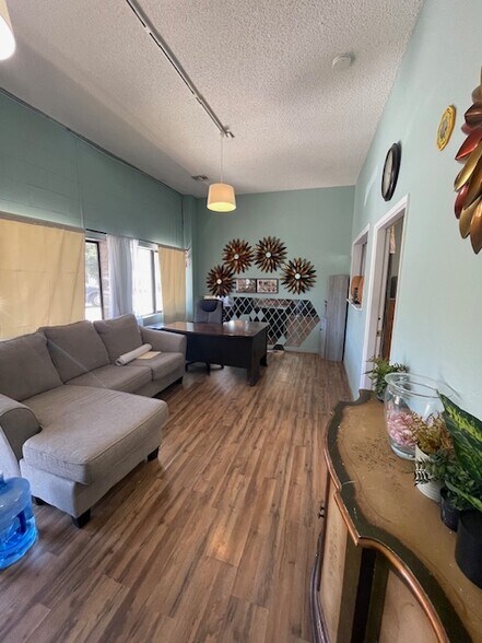 More Photos Of 17733-17755 Sierra Hwy, Santa Clarita Storefront Retail Office For Lease