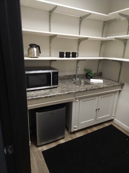 More Photos Of 9700 park plaza Ave, Louisville Medical For Lease