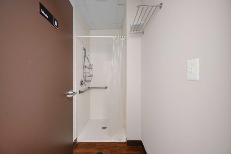 More Photos Of 927 Maple Grove Dr, Fredericksburg Office For Sale