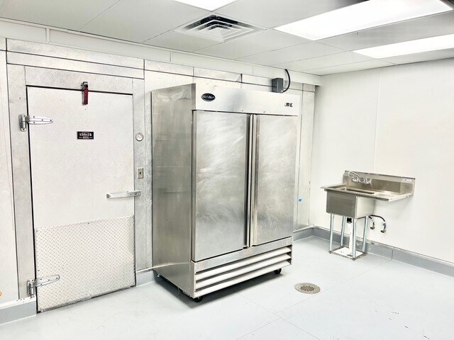 More Photos Of 1002 E Newport Center Dr, Deerfield Beach Flex For Lease