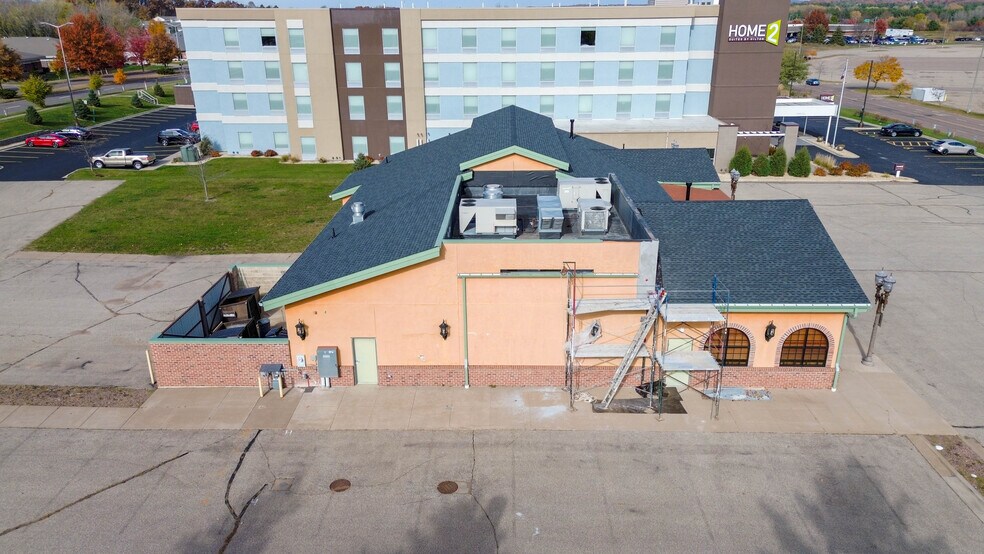 More Photos Of 4207 Oakwood Hills Pkwy, Eau Claire Restaurant For Sale