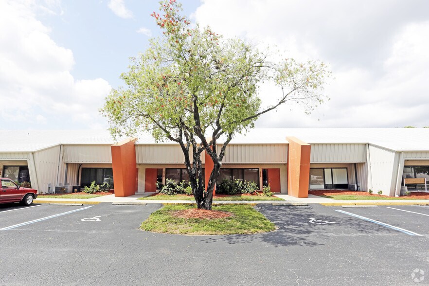 More Photos Of 5734 Corporation Cir, Fort Myers Service For Lease