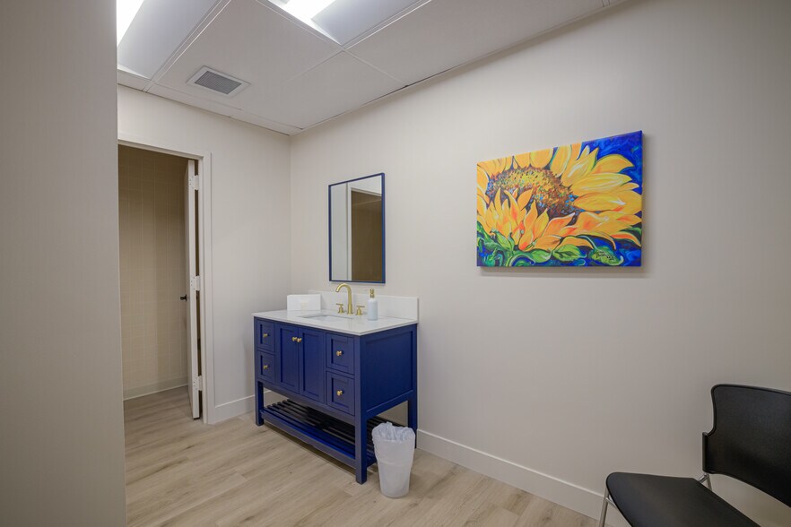 More Photos Of 3201 W Peoria Ave, Phoenix Medical For Lease