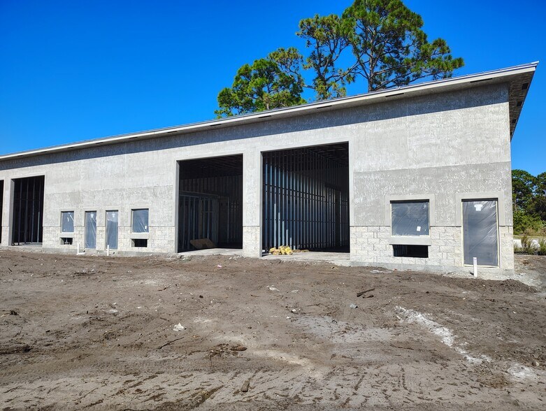 More Photos Of 2095 Commerce Lakes Dr, Port Saint Lucie Warehouse For Sale