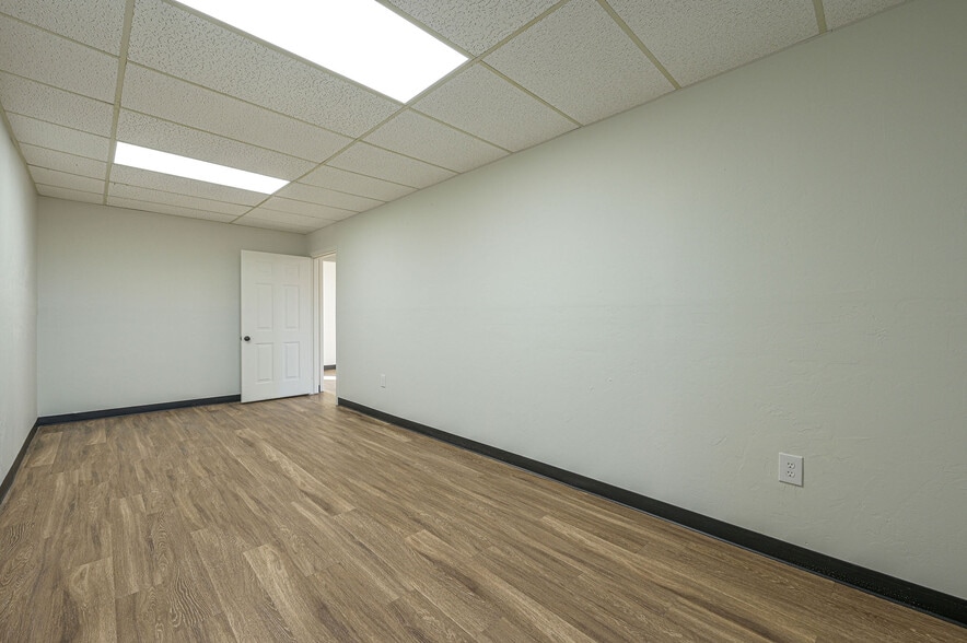 More Photos Of 3009 Epperly Dr, Oklahoma City Office For Sale